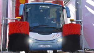 Bus rijdt door de Istobal carwash