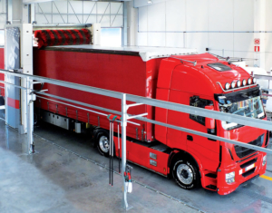 Vrachtwagen komt uit de Progress truckwash