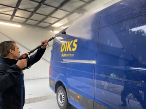 Diks autoverhuur voorwas